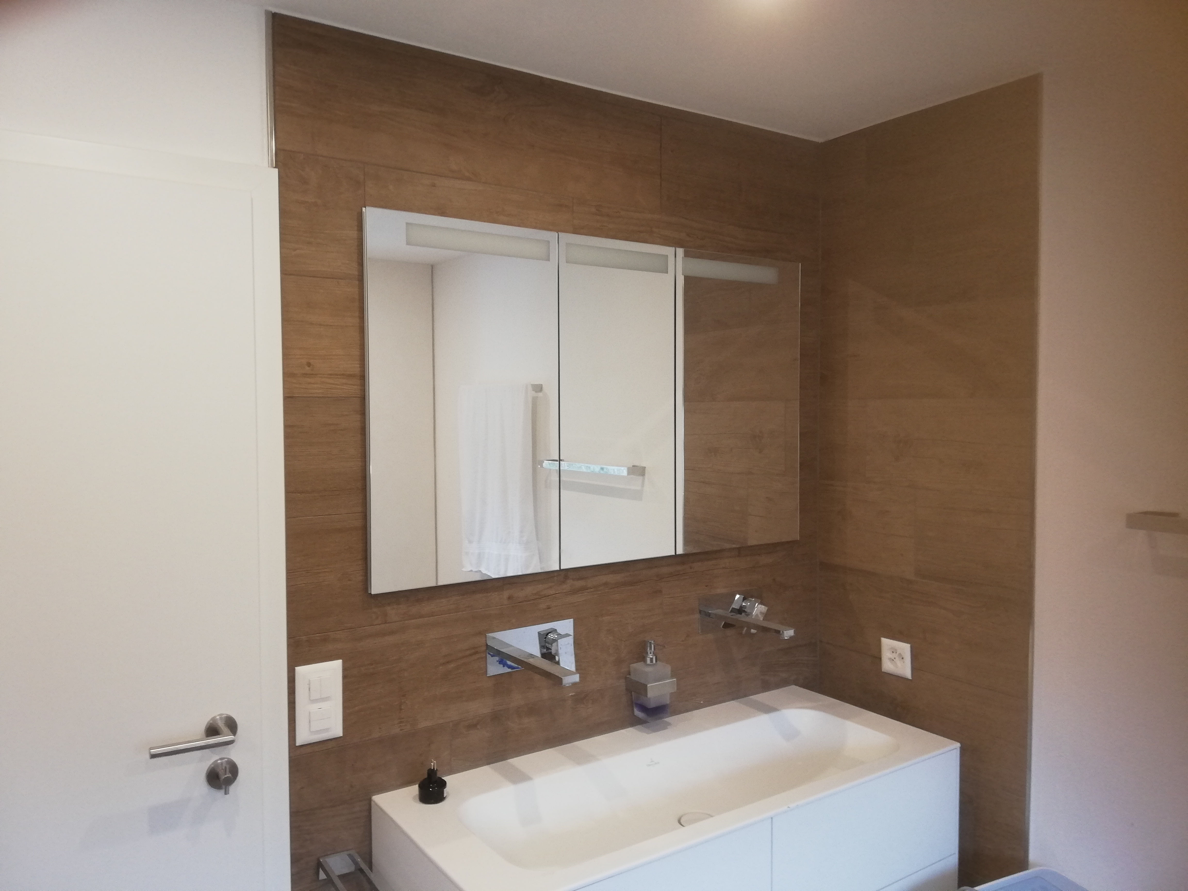 Bild von Bad in Neubau EFH, 20x120 cm, Holz-Optik, Einbau-Spiegelschrank und Unterputz-Armaturen