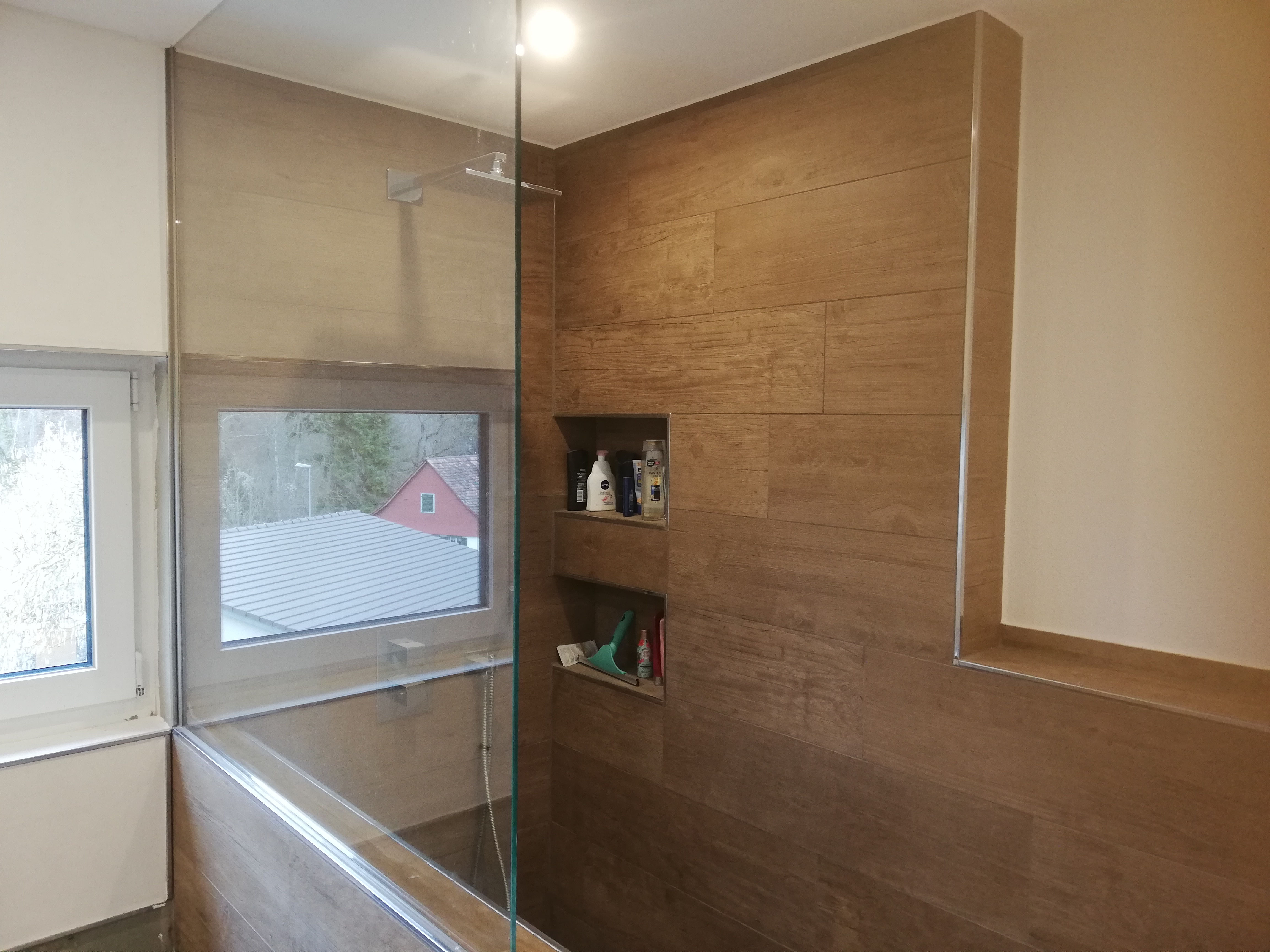 Bild von Dusche, Fliesen 20x120 cm, Holz-Optik, mit 2 Duschnischen