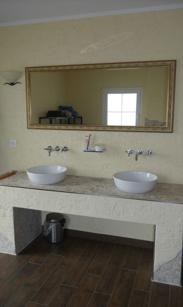 Bild von Bad, Doppelwaschtisch selbst gemauert und Wände und Waschtisch gestaltet.Fliesenlegen von Wand- und Bodenfliesen aller Art und Format