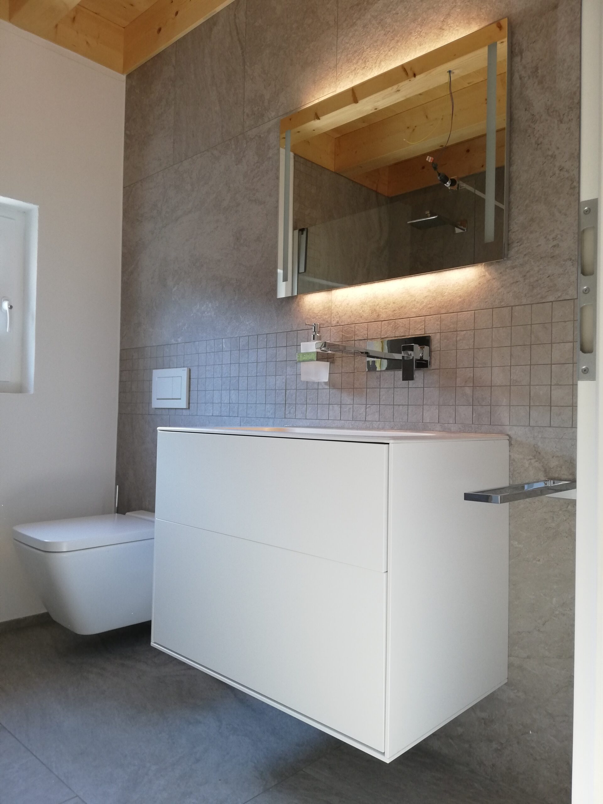 Bild von WC in Neubau EFH, Fliesen 5x5 cm, Mosaik, 45x90 cm, 150x75 cm, Stone-Optik